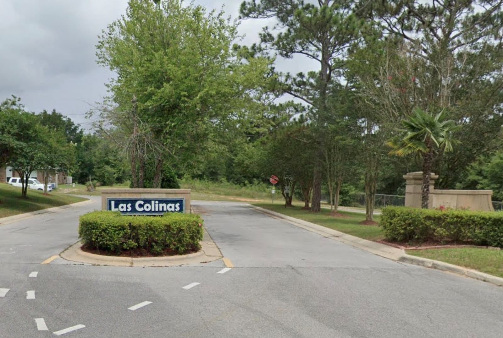 Las Colinas community entrance